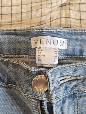 VENUS NWOT Floral Shorts Size 14
